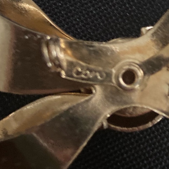 Gold Tone Bow Brooch - Picture 2 of 4